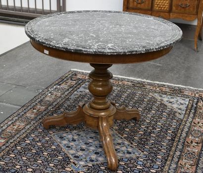 MOBILIER Guéridon tripode en noyer sculpté, plateau de marbre gris veiné Vers 1850...