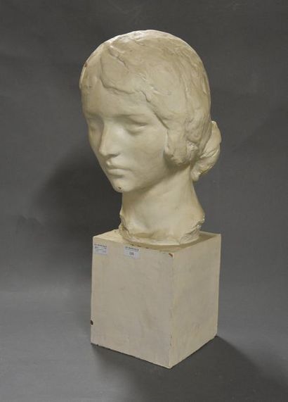 Sculptures des XIXe et XXe siècles Amedeo GENNARELLI (1881-1943) Tête de femme au...