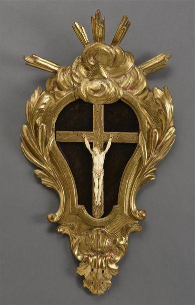 OBJETS D'ART Crucifix en ivoire " janséniste " sur une croix et un encadrement mouvementé...