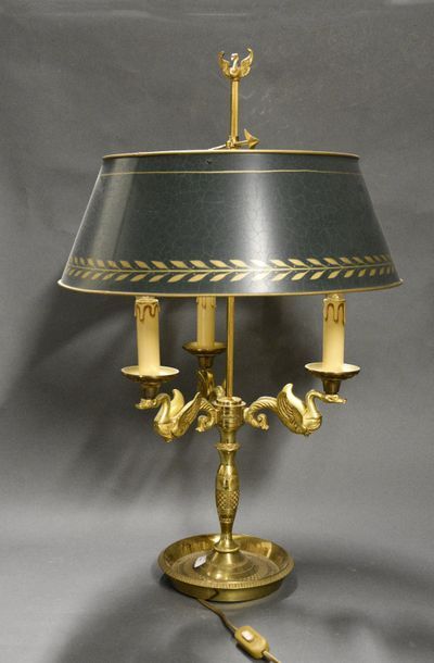 OBJETS D'ART Lampe bouillotte en bronze doré, ciselé et guilloché, à trois lumières...