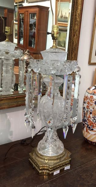 OBJETS D'ART Pied de lampe balustre en cristal taillé orné de dix grandes Mirzas,...