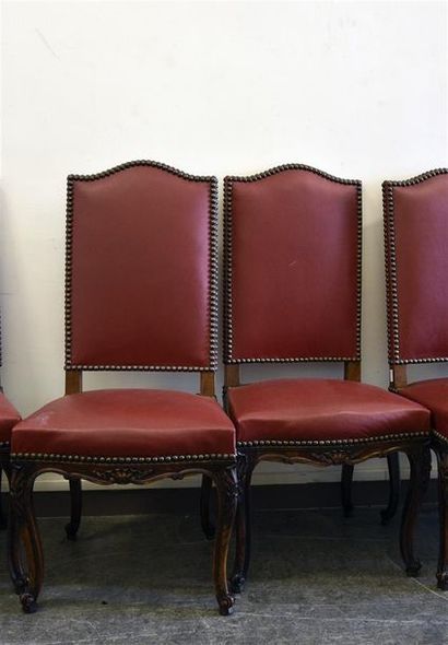 MOBILIER Suite de huit chaises en noyer mouluré et sculpté De style Louis XV H. 109...