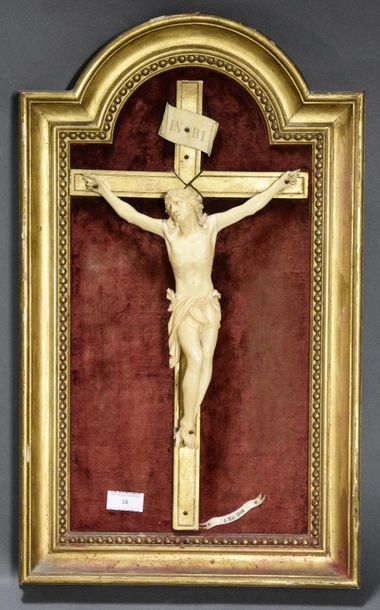 OBJETS D'ART Christ en ivoire, daté 8 Mai 1904 Dans un cadre en bois doré à frises...