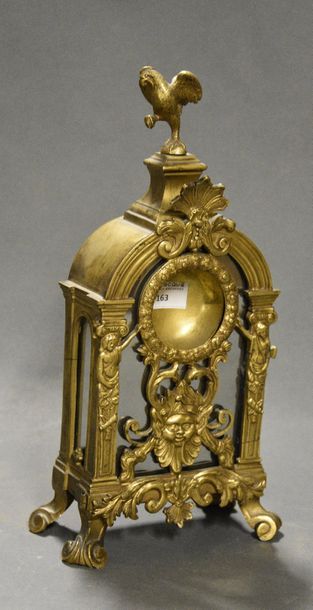 OBJETS D'ART Porte-montre en forme de pendule en bronze ciselé, reposant que quatre...