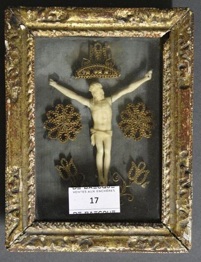 Art populaire et Objets de curiosité Dans une boîte cadre en bois doré: Christ en...
