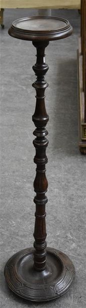 MOBILIER Sellette porte-perruque en noyer (?), le fût balustre, plateau et base circulaire...