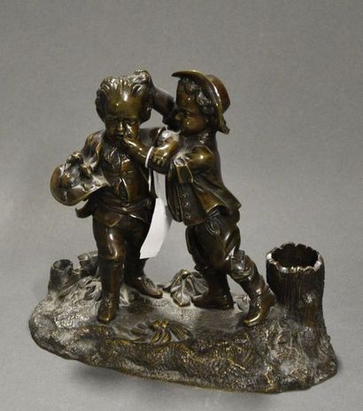 Sculptures des XIXe et XXe siècles Sujet en bronze patiné à décor de deux enfants...