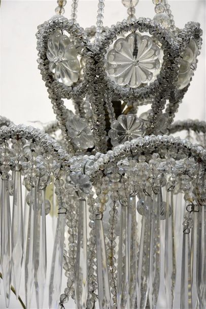 OBJETS D'ART Amusant lustre à décor de rosaces, perles et couteaux XXe siècle H....
