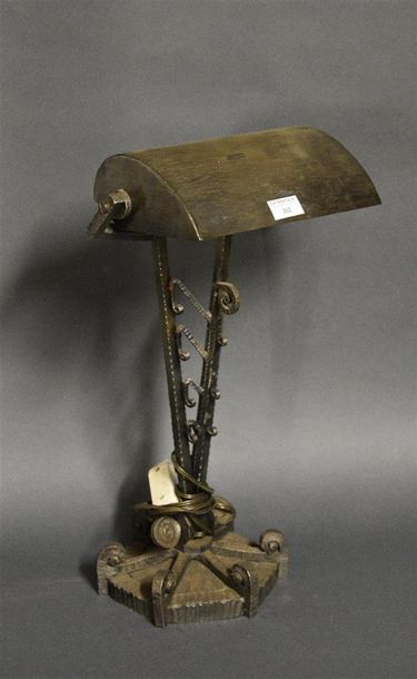 Arts décoratifs du XXe siècle Lampe de bureau en fer forgé et martelé à piétement...