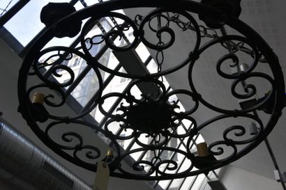 Arts décoratifs du XXe siècle Grande suspension circulaire en fer forgé à décor ajouré...