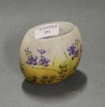 Arts décoratifs du XXe siècle DAUM Nancy " Aubriètes " Vase méplat de section ovale....