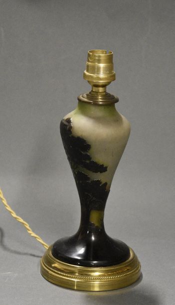 Arts décoratifs du XXe siècle GALLE Pied de lampe à décor d'un paysage lacustre signé,...