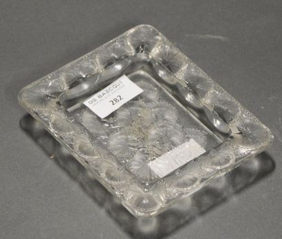 Arts décoratifs du XXe siècle LALIQUE Vide-poche en cristal à motif de pissenlits...
