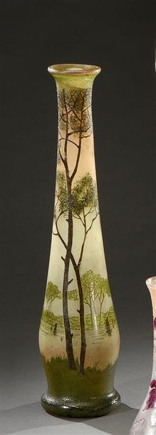 Arts décoratifs du XXe siècle LEGRAS Paysage lacustre Grand vase fiselé reprosant...