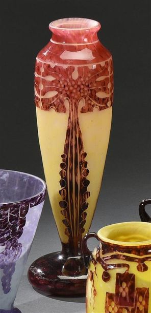 Arts décoratifs du XXe siècle LE VERRE FRANÇAIS Amarantes, circa 1923/26 Vase sur...