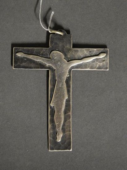 Arts décoratifs du XXe siècle Jean DESPRÉS (1889-1990) Croix de communiant en métal...