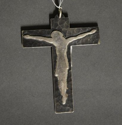 Arts décoratifs du XXe siècle Jean DESPRES (1889-1980) Croix de communiant en métal...