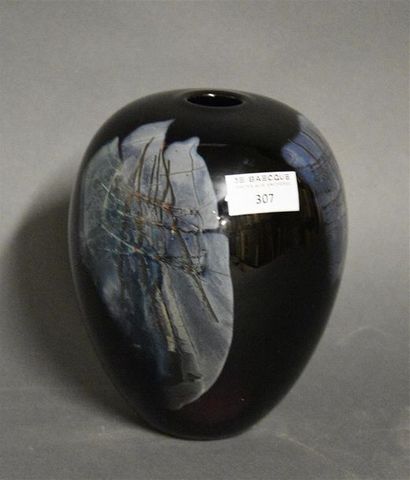 Arts décoratifs du XXe siècle Claude MONOD (1944-1990) Vase en verre noir à décor...