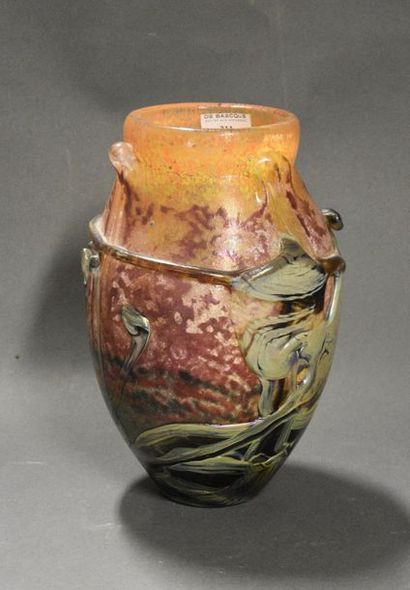 Verre et arts du feu Jean-Claude NOVARO (1943-2014) Vase en verre nuagé soufflé moulé...