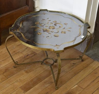 DESIGN Table basse de forme ronde mouvementée, plateau de verre Vers 1950 H. 40 cm...