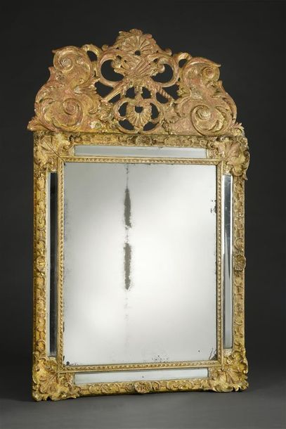MOBILIER Miroir rectangulaire à parecloses en bois doré à encadrement "Bérain", coquilles,...