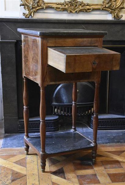 MOBILIER Petit meuble d'appui en acajou ouvrant à deux tiroirs, dont un formant écritoire,...