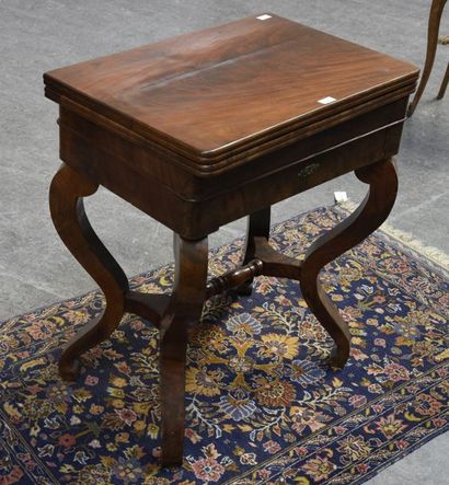 MOBILIER Table à jeu en acajou quadripode, les pieds réunis par une entretoise tournée
Epoque...