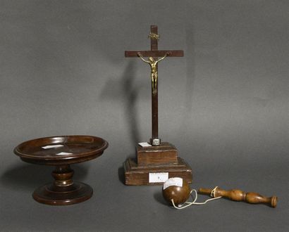 Art populaire et Objets de curiosité Lot comprenant un Christ en bronze sur sa croix...