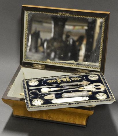 OBJETS D'ART Belle boîte à ouvrage sarcophage, en placage de loupe, d'orme et palissandre....