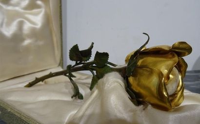 OBJETS DE VITRINE Rose en bronze à patine au naturel, la fleur dorée contenant un...