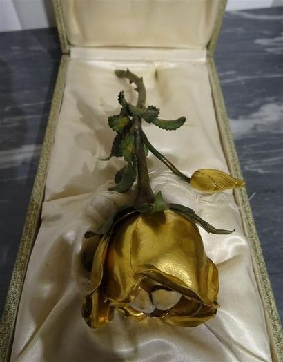 OBJETS DE VITRINE Rose en bronze à patine au naturel, la fleur dorée contenant un...