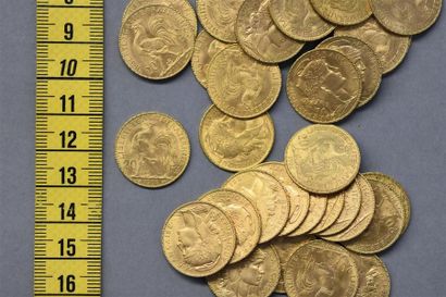 MANNETTE FRANCE Trente-trois pièces de 20 Francs en or - 1 x 1900 - 1 x 1905 - 4...