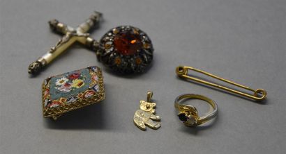 Bijoux - Joaillerie Lots de bijoux comprenant deux broches dont une en micromosaïque...