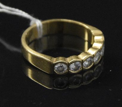 Bijoux - Joaillerie Demi alliance en or jaune 18K (750/°°) ornée d'une ligne de diamants...