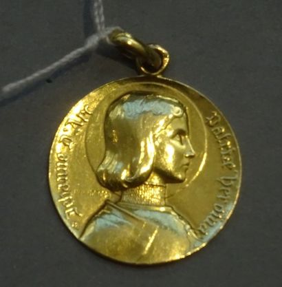 Bijoux - Joaillerie Médaille de baptême en or jaune 18K (750°/°°) à décor du profil...