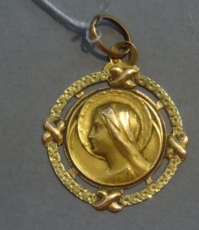 Bijoux - Joaillerie Médaille de baptême en or jaune 18K (750/°°) à décor du profil...