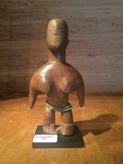 null Poupée Ewe
Togo
H. 18 cm
Sculpture en bois figurant un personnage féminin stylisé....