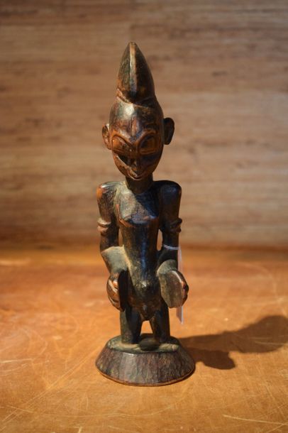 null Statuette Sénoufo
Côte d'Ivoire
H. 20,5 cm
Statuette Sénoufo figurant un personnage...