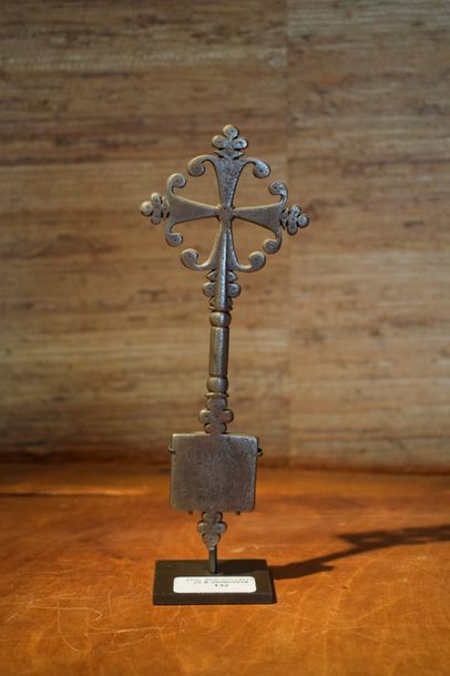 null Croix de procession Copte en bronze
Ethiopie
H. 19 cm
Petite croix de procession...