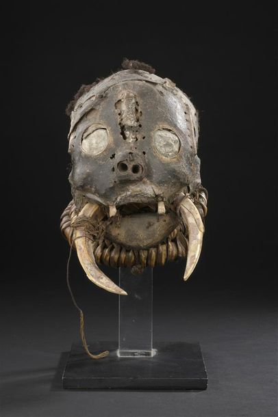 null Cimier Ekoï
Nigeria
H. 21 cm
Cimier Ekoï constitué d'un crâne humain recouvert...