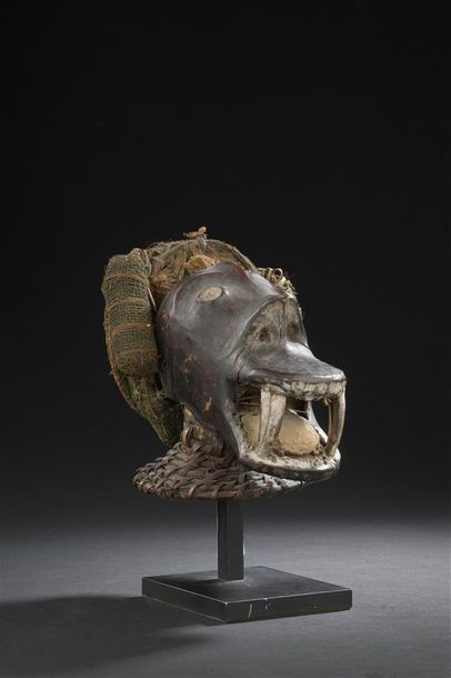 null Cimier Ekoï
Nigeria
H. 14 cm
Crâne en bois recouvert de cuir figurant une tête...