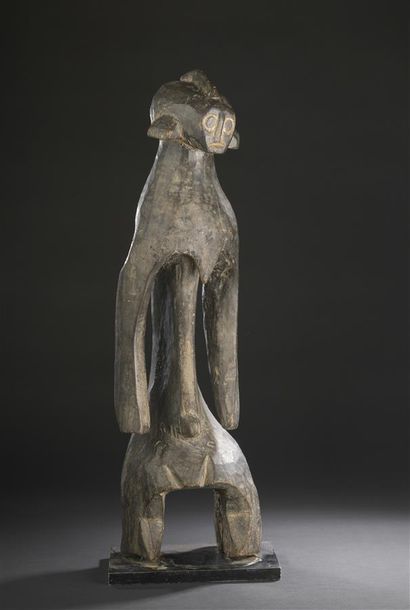 null Statue Mumuyé
Nigeria
H. 67 cm
Sculpture Mumuyé représentant une figure anthropomorphe...