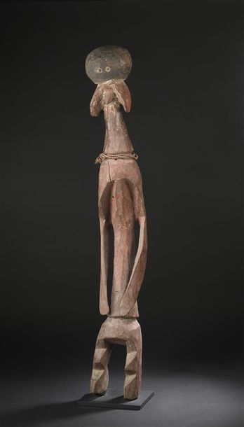 null Statue Mumuyé
Nigeria
H. 99 cm
Grande sculpture représentant une figure anthropomorphe...