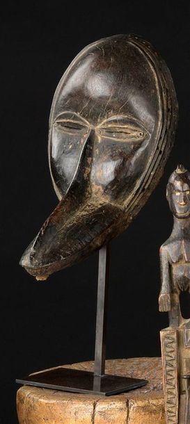 null Masque Dan, Ge Gon
Côte d'Ivoire
H. 21 cm
Ancien masque Dan figurant un visage...