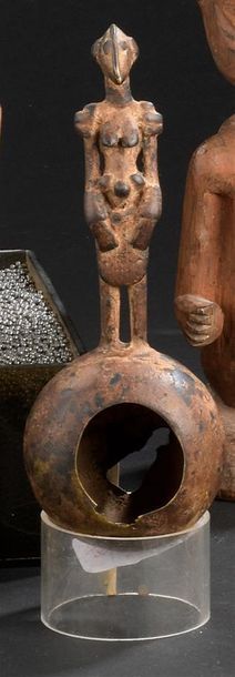 null Louche en bronze
Afrique de l'Ouest
H. 15 cm
Louche en bronze à cuilleron sphérique....