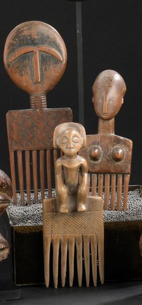 null Trois peignes
Ghana, Angola
H. de 16 cm à 21 cm
Suite de trois peignes africains:...