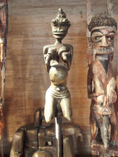null Deux sceptres Yorouba, Ogboni
Nigeria
H. du plus petit: Totale: 49 cm - Personnage:...