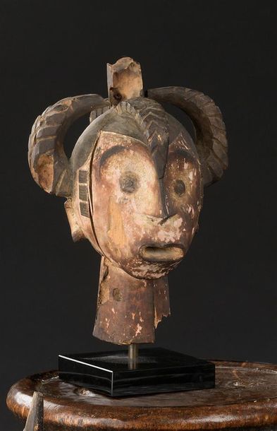 null Cimier Idoma
Nigeria
H. 26 cm
Cimier prenant la forme d'une tête humaine en...