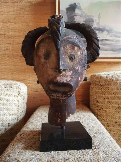 null Cimier Idoma
Nigeria
H. 26 cm
Cimier prenant la forme d'une tête humaine en...