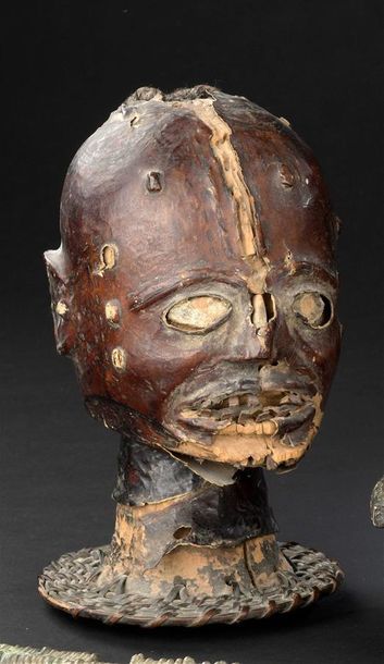 null Cimier Ekoï
Nigeria
H. 22 cm
Crâne en bois recouvert de cuir teinté rouge. La...